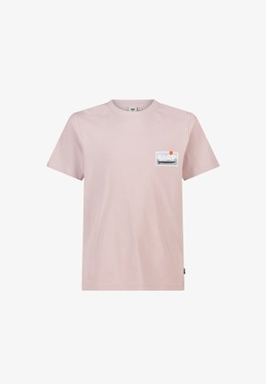 Lichtroze T-shirt met korte mouwen en een klein zakje met de tekst "Surf" en een rode stip erboven op de linkerborst.