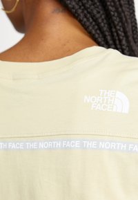 The North Face ZUMU TEE - T-shirts med print - gravel