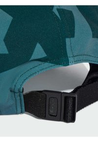 Tengeri zöld álcázott sapka texturált felülettel, fekete állítható pánttal és műanyag csattal a biztonságos illeszkedés érdekében. Párnázás a belső szélen.