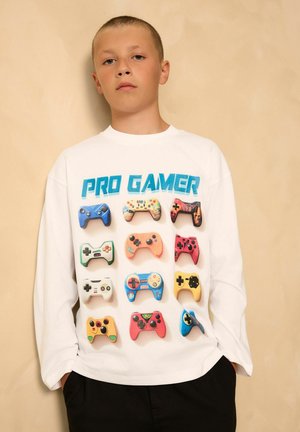 Weißes Langarm-T-Shirt mit einem "PRO GAMER" Druck und bunten Illustrationen verschiedener Spielcontroller in einem Rasterlayout.