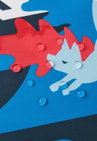 Textuurstof met een blauwe achtergrond en een witte vossenprint, rode vlammen en verschillende maten heldere kralen verspreid over het oppervlak.