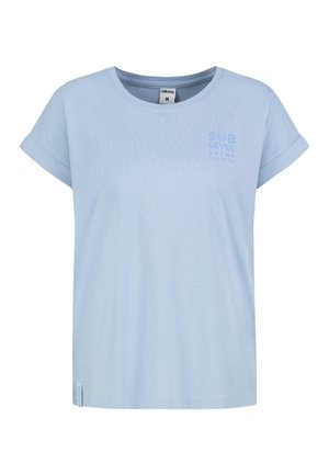 Hellblaues T-Shirt mit kurzen Ärmeln, hochgekrempelten Bündchen, rundem Ausschnitt und dezentem „SUB LEVEL“-Schriftzug auf der linken Brust.