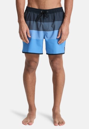 Herren-Badeshorts aus leichtem Stoff, mit blauen Farbverlaufsstreifen, einem elastischen Bund mit Kordelzug und einem einfarbigen schwarzen Besatz.