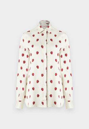 Biała koszula z guzikami z nadrukiem truskawek w kolorze czerwonym. Długie rękawy, klasyczny kołnierzyk i gładki materiał o miękkiej teksturze.