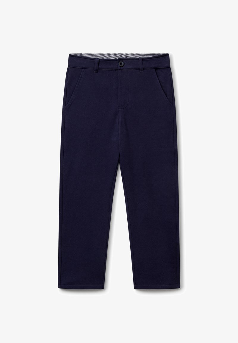 Pantalones azul marino de algodón con una textura suave, que cuentan con dos bolsillos laterales y un cierre de botón, diseñados para un ajuste relajado.