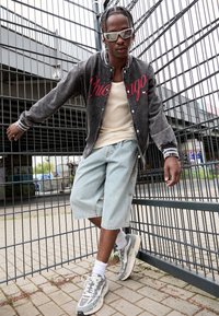 Mitchell & Ness NBA CHICAGO BULLS OVERSIZED VARSITY JACKET - Vereinsmannschaften - black