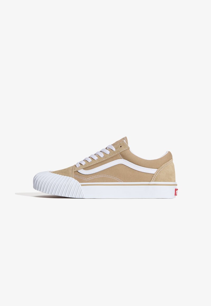 Sneaker in suede beige con dettagli bianchi, punta in gomma e suola in gomma. Caratterizzato da un classico design con lacci e dettaglio del logo laterale.