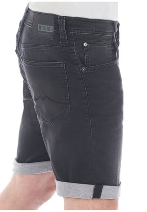 Pantalones cortos de mezclilla negra con dobladillos en gris claro. Incluye bolsillos traseros y un parche de cuero con la marca en la cinturilla.