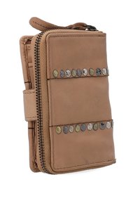 Brun læderpung med lynlåslukning. Har vandrette rækker af dekorative metalnitter på forsiden, kompakt design.