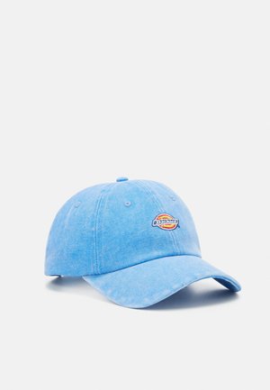 Jasnoniebieska czapka baseballowa z zakrzywionym daszkiem i małym kolorowym logo Dickies na środku przodu.