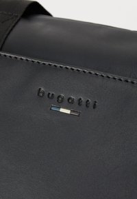 Svart lærveske med preget "bugatti"-logo, subtil stitching og et farget striper i blå, hvit og mørkegrå.