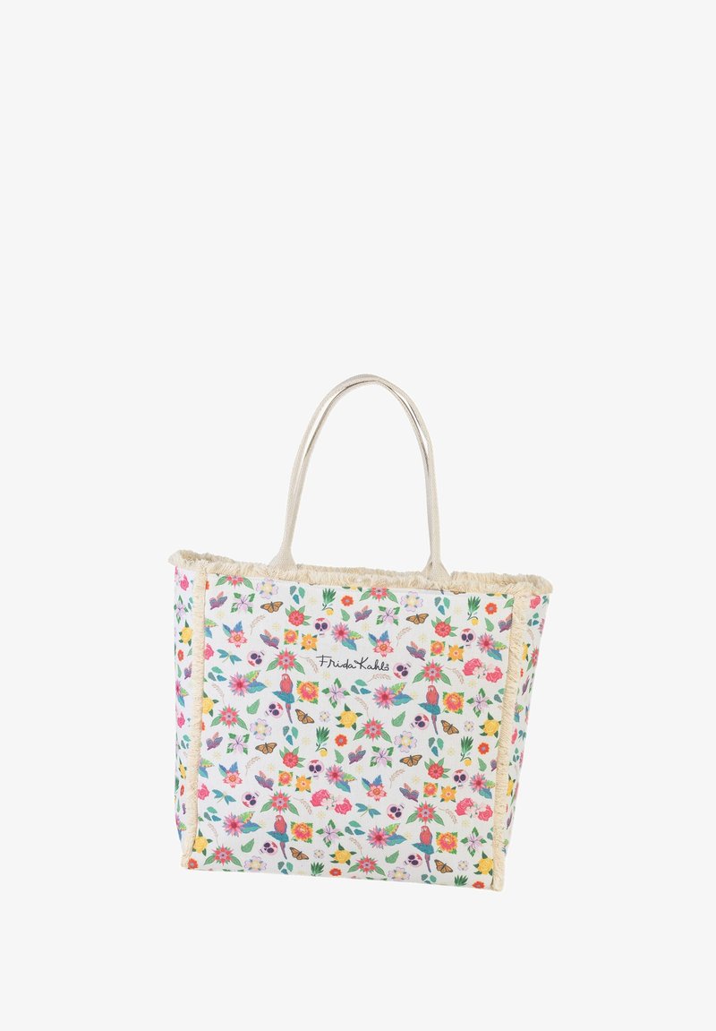 Canvas tote bag met bloemmotief, featuring kleurrijke bloemen, vlinders en schedels; crèmekleurige handvatten en rafelige randen.