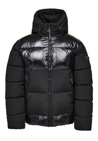 Svart vadderad jacka med en glänsande övre del och en matt nedre del. Har dragkedja fram, huva och justerbara snören.