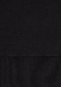 Černá elastická látka má hladkou texturu s žebrovaným lemem. Design je minimalistický a celkově jednotný v barvě.