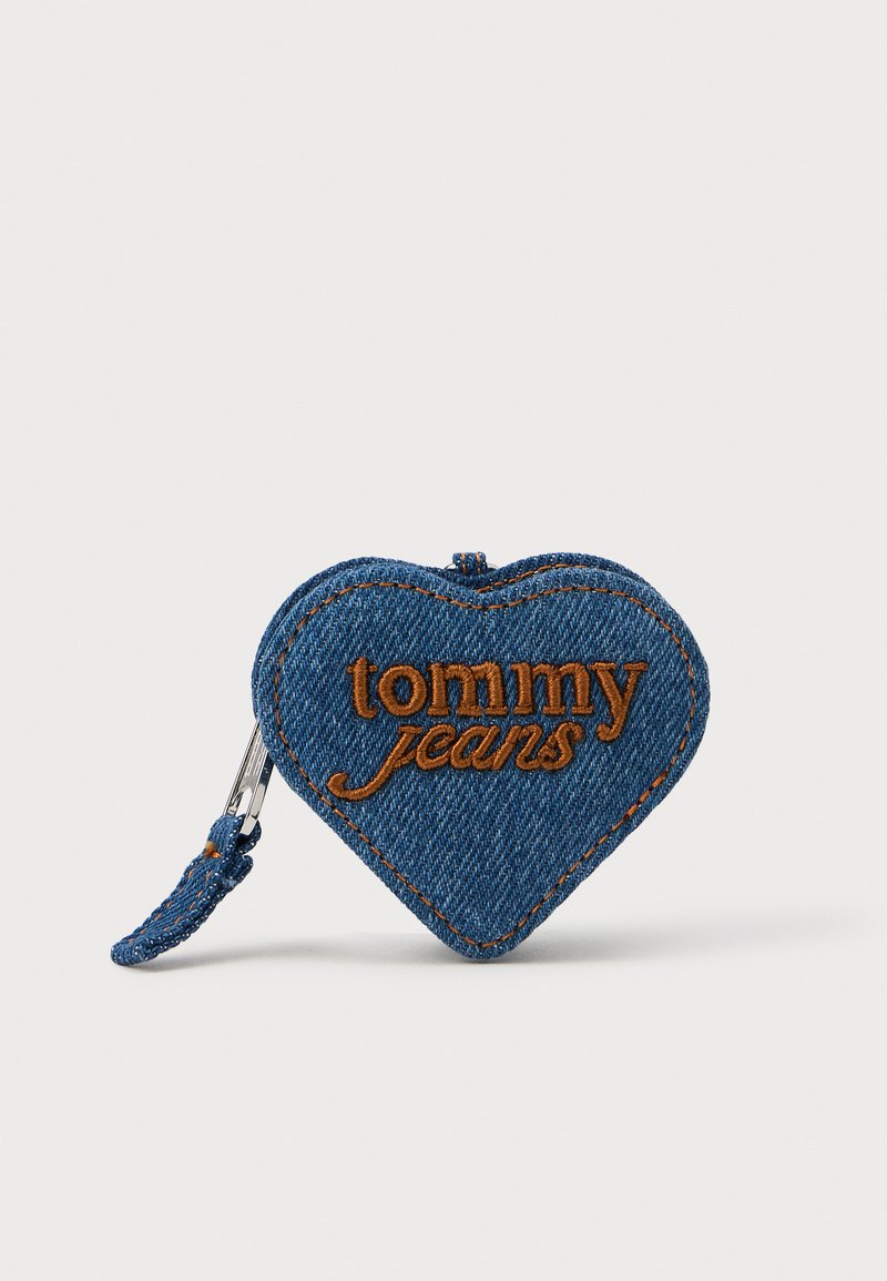 Szív alakú kék farmer tok narancssárga hímzett "tommy jeans" logóval, cipzárral és díszvarrás részletekkel.