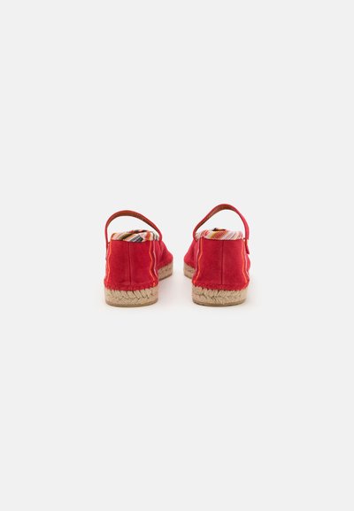 Espadrilhas de camurça vermelha com sola de corda trançada, apresentando uma tira na parte de trás e forro listrado colorido visível na vista traseira.