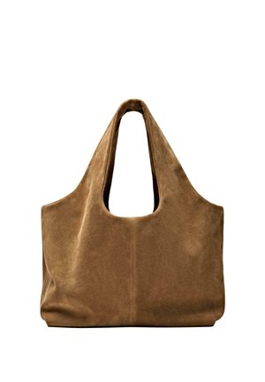 Měkká hnědá semišová taška do ruky se širokými držadly a jednoduchým, nestrukturovaným designem na bílém pozadí.