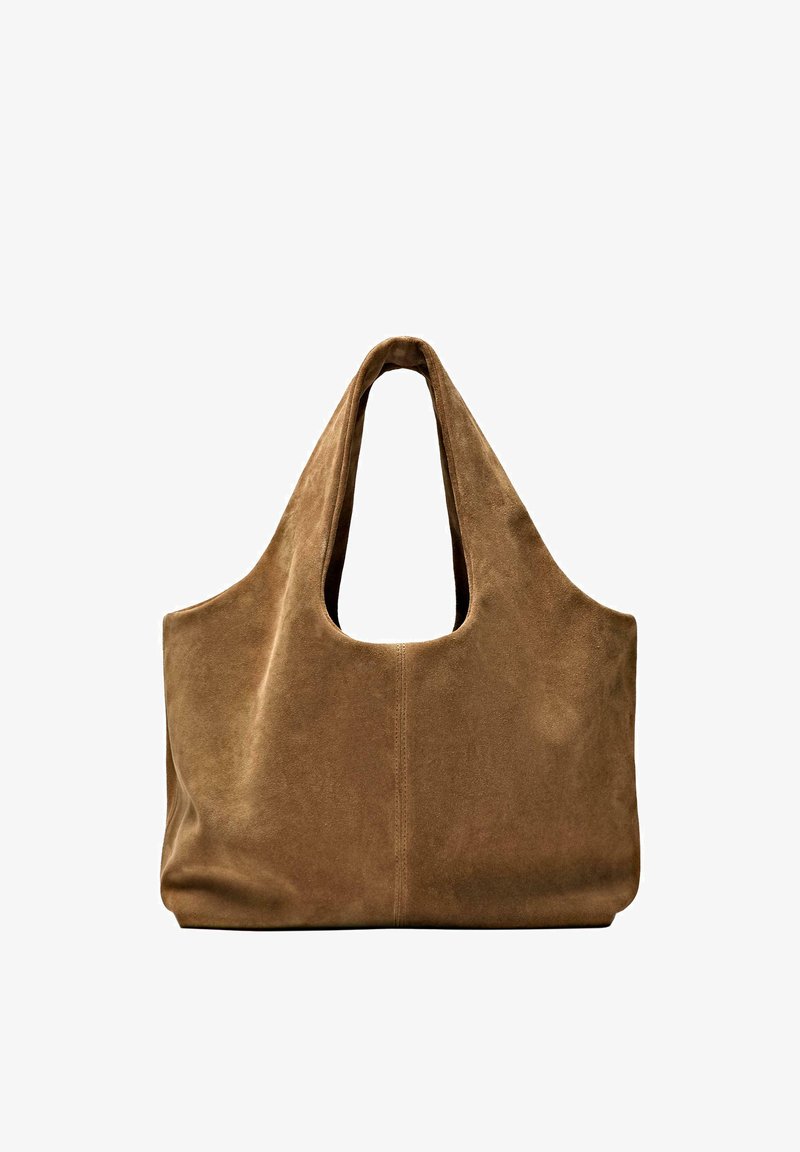Zachte bruine suède shopper met brede handvaten en een eenvoudig, ongestructureerd ontwerp op een witte achtergrond.