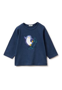 Marineblaues Langarm-T-Shirt mit einem aufgestickten Pinguin auf einem Skateboard. Weicher Baumwollstoff mit Rundhalsausschnitt und genähten Säumen.