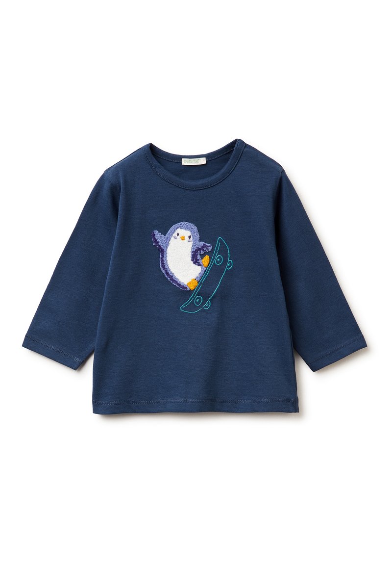 Marineblaues Langarm-T-Shirt mit einem aufgestickten Pinguin auf einem Skateboard. Weicher Baumwollstoff mit Rundhalsausschnitt und genähten Säumen.