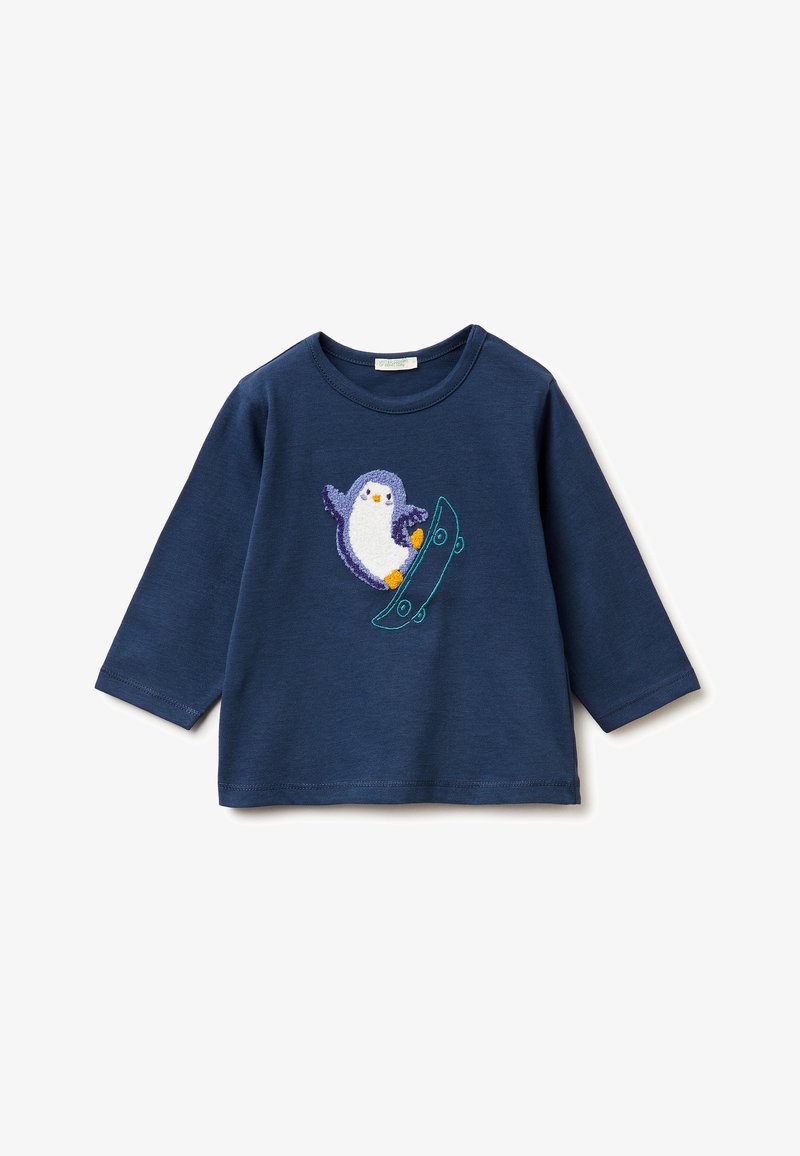 Marineblaues Langarm-T-Shirt mit einem aufgestickten Pinguin auf einem Skateboard. Weicher Baumwollstoff mit Rundhalsausschnitt und genähten Säumen.
