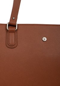 Borsa a tracolla in pelle marrone con una finitura liscia. Presenta un dettaglio a scatto in tonalità argento e una spalliera resistente.