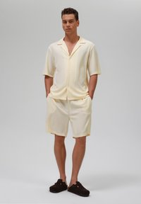Pier One by Zalando - SUMMER SET - Shorts - ecru Immagine in miniatura 1