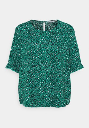 Groene blouse met zwart-witte luipaardprint, korte geplooide mouwen, ronde halslijn en knoopsluiting met sleutelgat aan de achterkant.