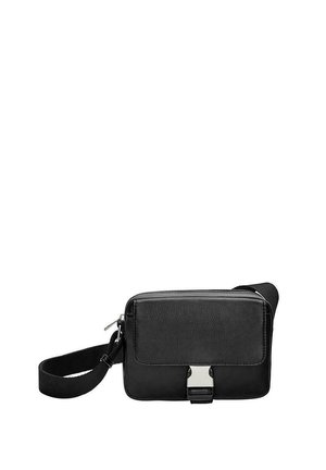 Crni pravokutni crossbody kofer s prednjim preklopom, srebrnom metalnom kopčom, zatvaranjem na cipzaru i podesivim platnenim remenom na bijeloj pozadini.