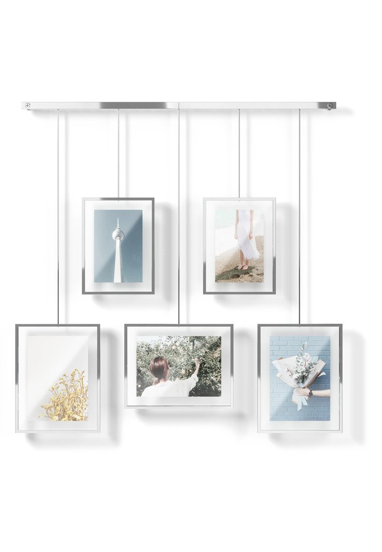 Cinco marcos de fotos colgantes en metal plateado exhiben diversas imágenes. Los marcos presentan un diseño elegante y moderno con cristal transparente y bordes minimalistas.