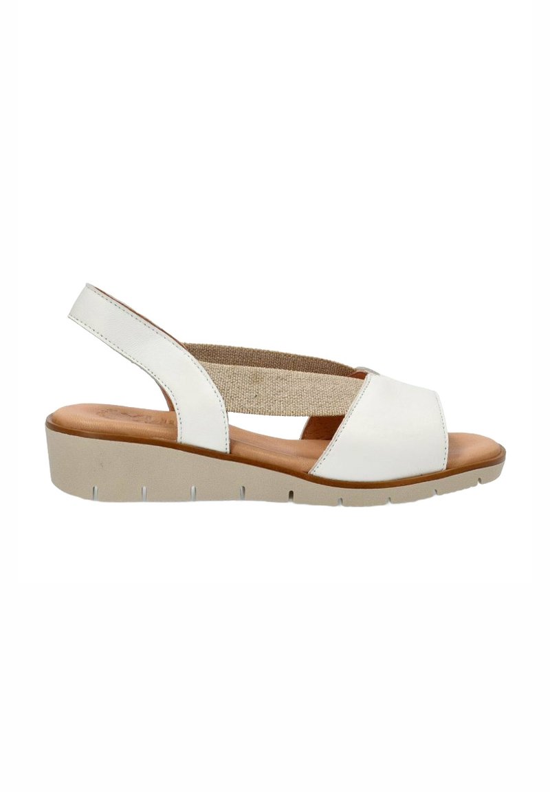 Sandalia blanca con un diseño elegante, que presenta una tira frontal ancha y una tira trasera elástica. La suela es de color beige claro con un acabado texturizado.