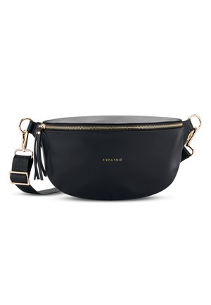 Sac en cuir noir en bandoulière avec une forme arrondie, fermeture éclair dorée et détail de frange. Il dispose d'une sangle réglable et d'un logo embossé à l'avant.