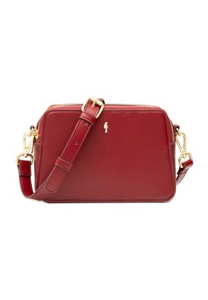 Czerwona skórzana torebka na ramię z klamrą w złotym odcieniu, zapięciami i małym centralnym logo, o prostokątnym kształcie z zamkiem błyskawicznym na górze.