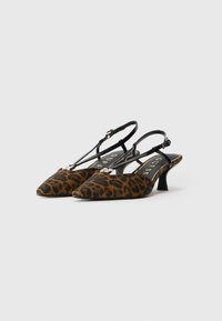Leopárdmintás, hegyes orrú, fekete részletekkel ellátott slingback sarokcipők, alacsony, vastag sarkú, sima textúrájú anyaggal és arany logóval.