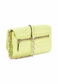 Pochette matelassée vert clair avec poche à fermeture éclair dorée et bandoulière chaîne dorée amovible, présentée en angle pour montrer les détails avant et côté.