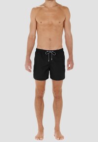 Shorts de bain noirs avec une taille élastique et un cordon de serrage. Présente une texture lisse et une longueur mi-cuisse. Aucun motif ou accent visible.