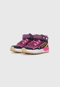 Een paar paarse en roze Gore-Tex hoge sneakers met beige zolen en klittenbandsluitingen op een witte achtergrond.