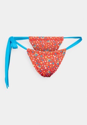 Rød bikini med blå snorer, med et blomsterdesign i gult og blått. Myk stoff med en glatt tekstur, som viser en klassisk design.