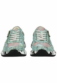 Sneakers con un motivo floreale verde menta. Parte superiore in tessuto morbido con lacci bianchi, accentuati da una suola testurizzata in bianco e nero.