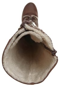 Brauner Lederstiefel mit einem kuscheligen weißen Futter, abgerundeter Zehenform, Schnürverschluss und dekorativen Metallakzenten entlang des oberen Randes.