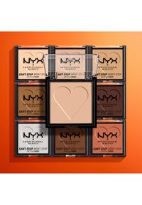 NYX Can't Stop Won't Stop matte poeders in verschillende tinten, verpakt in zwarte vierkante doosjes met doorzichtige deksels, met een hartontwerp op het middelste poeder.