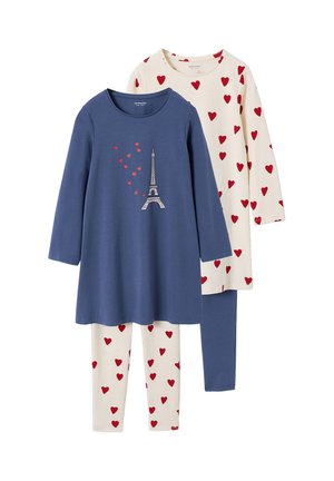 Zwei Schlafanzug-Sets für Kinder: eines in Creme mit roten Herzen, das andere in Marineblau mit Eiffelturm- und roten Herz-Akzenten, beide langärmelig mit Hose.