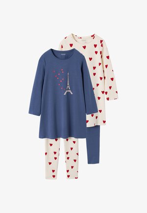 Zwei Schlafanzug-Sets für Kinder: eines in Creme mit roten Herzen, das andere in Marineblau mit Eiffelturm- und roten Herz-Akzenten, beide langärmelig mit Hose.