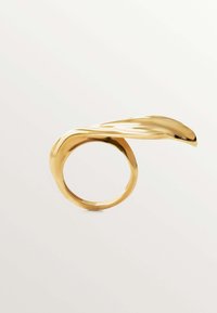 Anillo de oro con un diseño fluido y parecido a hojas que envuelve el dedo. Textura suave con un acabado pulido, mostrando curvas elegantes.