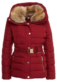 Punainen toppatakki, jossa on tekoturkiksella reunustettu huppu, etuvetoketju ja nepparit. Mukana vyötärönauha ja sivutaskut vetoketjuilla.