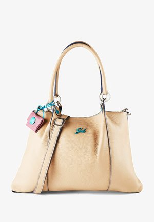 Borsa a mano in pelle beige lavorata con doppi manici, tracolla staccabile, piccola pochette rosa attaccata e logo del marchio blu sul davanti.