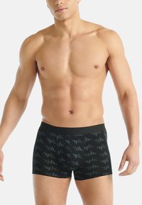 Czarne bokserki z geometrycznym wzorem w ciemnoszarym kolorze. Miękki materiał, średni stan oraz dopasowany krój zapewniający wygodę.