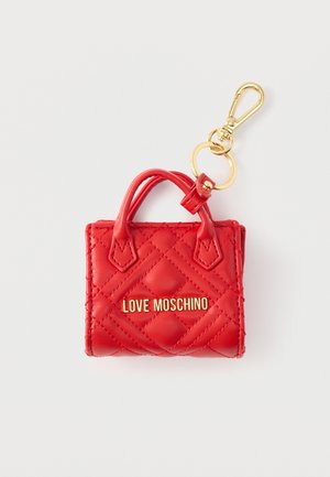 Sarkana šūta mini somiņa atslēgu piekariņš no sintētiska materiāla ar zelta krāsas detaļām un “LOVE MOSCHINO” logotipu priekšpusē; aprīkots ar nelielām rokturiem ērtai pievienošanai.