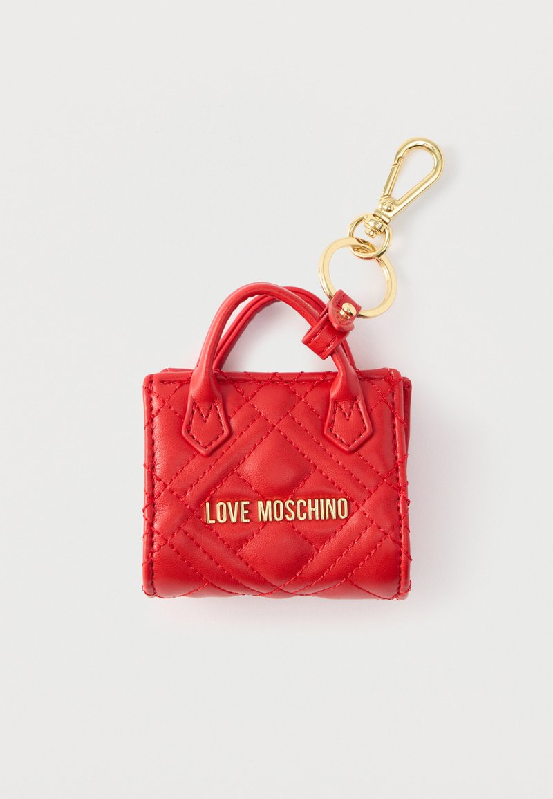 Porte-clés mini sac à main synthétique matelassé rouge avec ferrures dorées et logo « LOVE MOSCHINO » sur le devant ; équipé de petites anses pour une fixation facile.