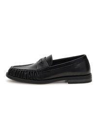 Schwarze Lederloafer mit runder Zehenpartie, gerafftem Detail auf dem Vorderblatt und einer niedrigen Gummisohle. Glatte Textur ohne sichtbare Beschläge.